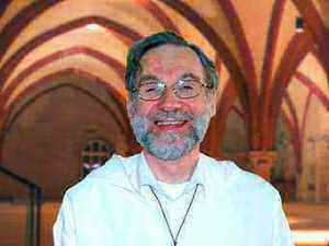 Daniël Maes, norbertijn van Postel en afkomstig uit Arendonk, is verantwoordelijk voor een seminarie in het zesde eeuwse klooster Mar Yakub in Qâra, gelegen op 90 kilometer van de Syrische hoofdstad Damascus. In Syrië zijn er 2,4 miljoen christenen op 24 miljoen inwoners. Een verre droom van de Vlaamse norbertijn Maes is om van het klooster Mar Yakub een tweede Taizé te maken, dicht bij de bronnen van het christendom, in dialoog met joden en moslims.